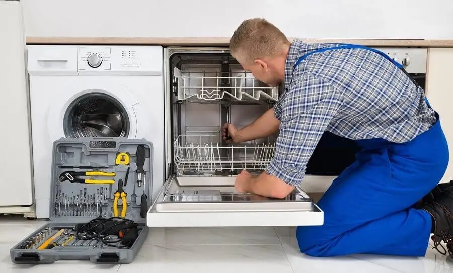 Çamlıdere Termoteknik servisi teknisyen ekibi beyaz eşya tamiri yaparken